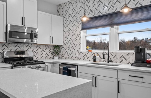 South Side Slopes House | Charming 3Bed/2.5Bath ; Deck + Free Strt Parking