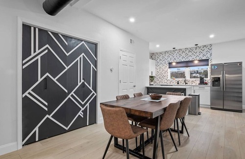 South Side Slopes House | Charming 3Bed/2.5Bath ; Deck + Free Strt Parking
