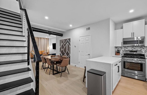 South Side Slopes House | Charming 3Bed/2.5Bath ; Deck + Free Strt Parking