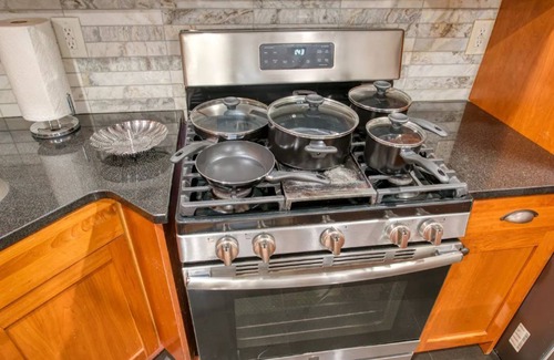 West New York Apartment | Charming 3BHK - 15 mins bus ride to Time Sq., NYC