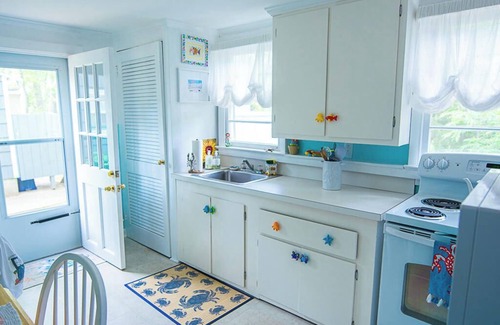 The Pines Cottage | Charming 3BR Coastal Bungalow—Bike to Beach, Walk to Town!