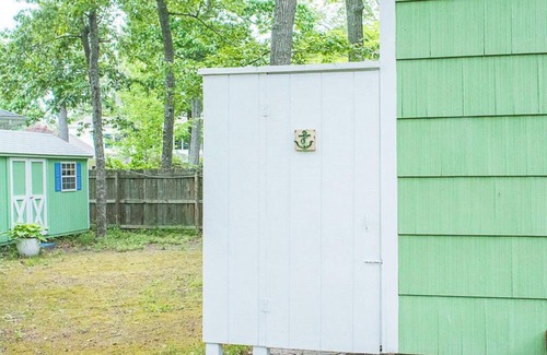 The Pines Cottage | Charming 3BR Coastal Bungalow—Bike to Beach, Walk to Town!