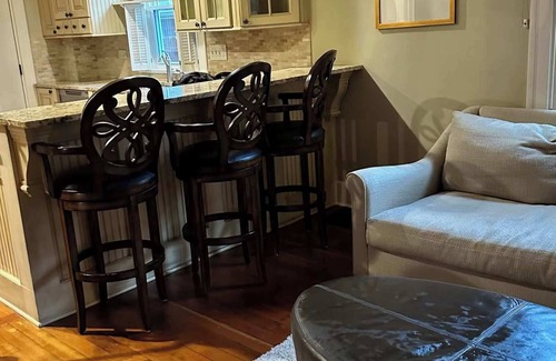 Geneva House | Charming 3BR Cottage + Garden, Walk to Downtown & Metra, Sleeps 6