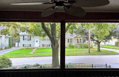 Geneva House | Charming 3BR Cottage + Garden, Walk to Downtown & Metra, Sleeps 6