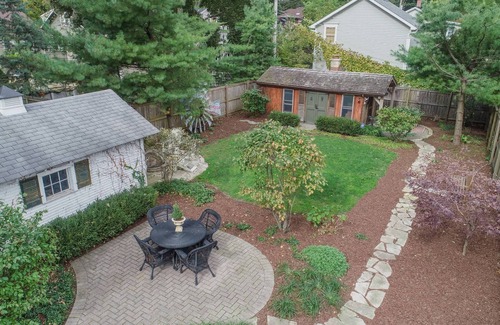 Geneva House | Charming 3BR Cottage + Garden, Walk to Downtown & Metra, Sleeps 6