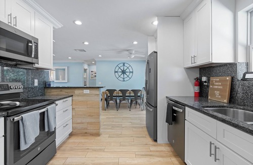 Jupiter House | Charming 4-Bedroom Beach Bungalow with Idyllic Pool & Backyard