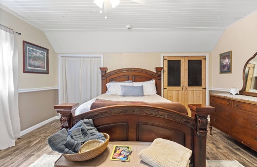 Linn Creek Cabin | Charming 4-bedroom log cabin in Linn Creek with WiFi and AC hot tub. Secluded,