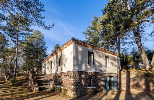 Aydat Villa | Charming 50's villa with large garden, breathtaking lake view