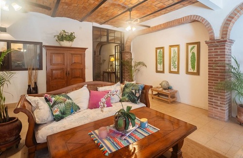 Lo de Marcos Hotel | Charming Bambu Room in Casa Botanica