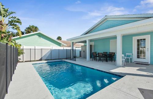 Palm Coast House | Charming Beachside Home Heated Pool Free Golf Cart