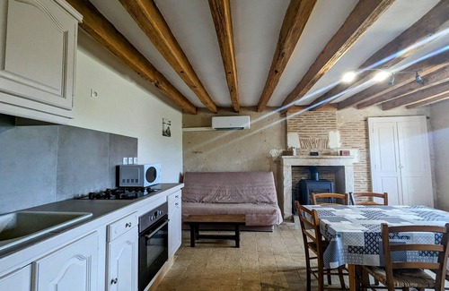 Scoury Cottage | Charming Berry Home near Zoo de Beauval & Medieval Loches, Private Parking, Shared Garden