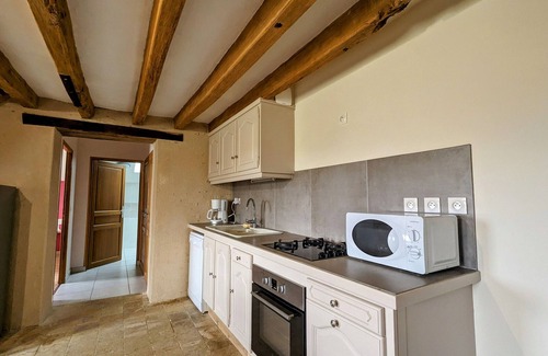 Scoury Cottage | Charming Berry Home near Zoo de Beauval & Medieval Loches, Private Parking, Shared Garden