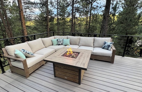 Evergreen House | Charming cabin nestled in pine trees and surrounded by beautiful mountains