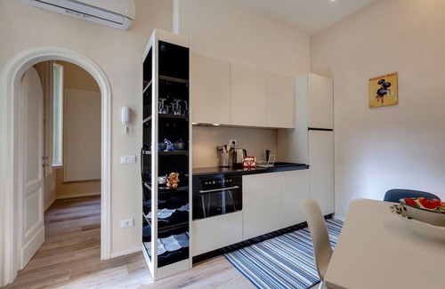 Le Cure Apartment | Charming Central Apartment for Mid & Long-Term Rentals Near Piazza della Libertà