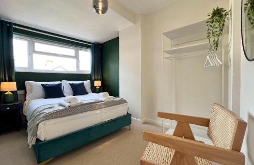Windsor City Centre House | Charming Central Windsor 2 Bed Cottage Free Residents Parking and Private Garden Legoland Ascot Windsor Castle Thorpe Park Heathrow Airport