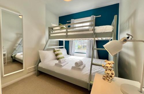 Windsor City Centre House | Charming Central Windsor 2 Bed Cottage Free Residents Parking and Private Garden Legoland Ascot Windsor Castle Thorpe Park Heathrow Airport