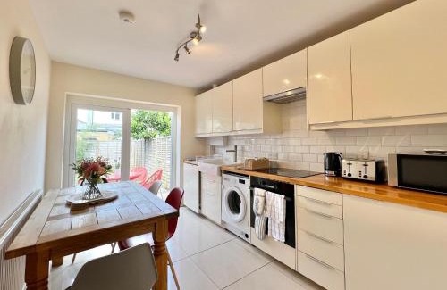 Windsor City Centre House | Charming Central Windsor 2 Bed Cottage Free Residents Parking and Private Garden Legoland Ascot Windsor Castle Thorpe Park Heathrow Airport