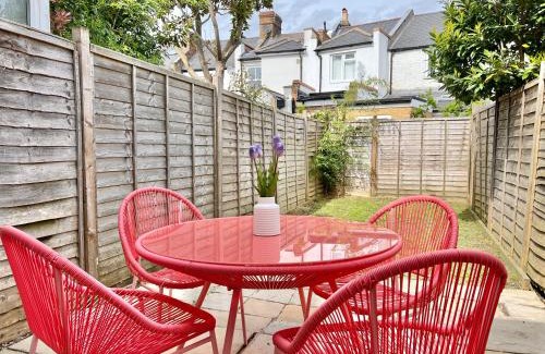 Windsor City Centre House | Charming Central Windsor 2 Bed Cottage Free Residents Parking and Private Garden Legoland Ascot Windsor Castle Thorpe Park Heathrow Airport