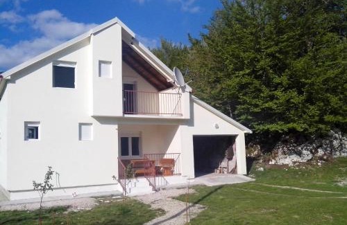 Vrbanje Ski Chalet | Charming chalet in Herceg Novi with fenced garden