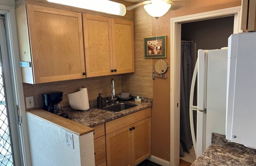 Historic Kailua Village Apartment | Charming Condo Hotel in lovely Beach front Kailua-Kona with AC, WiFi