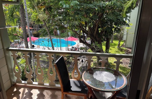 Historic Kailua Village Apartment | Charming Condo Hotel in lovely Beach front Kailua-Kona with AC, WiFi
