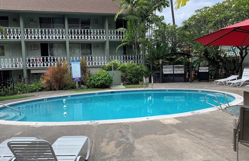 Historic Kailua Village Apartment | Charming Condo Hotel in lovely Beach front Kailua-Kona with AC, WiFi