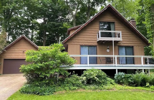 Waukazoo Woods House | Charming Cottage Near Downtown and Beach, 2 Kings/1 Queen