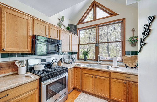 Elkhorn House | Charming Cottage: Steps to Lake Wandawega!