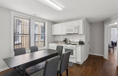 Wicker Park Apartment | Charming Cozy 2BR Haven w/Crib Near Hip WickerPark