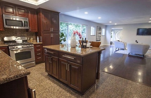 Sherman Oaks Apartment | Charming Duplex Home