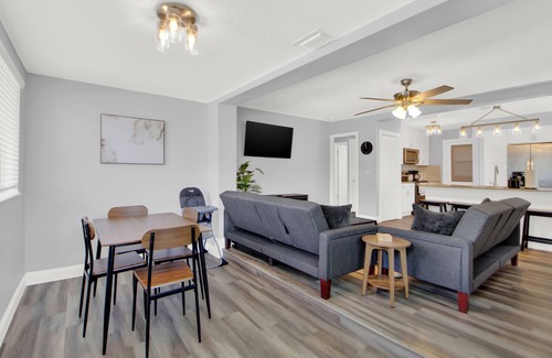 North Hyde Park House | Charming Family Gem: 5 Star Location ~ Deck ~ Parking!