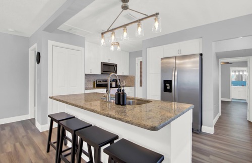 North Hyde Park House | Charming Family Gem: 5 Star Location ~ Deck ~ Parking!