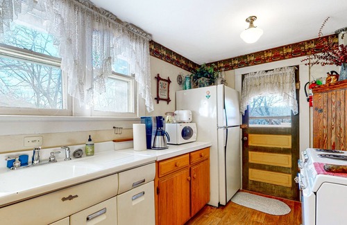 Eureka Springs Historic District Cottage | Charming fully restored cottage with balcony, private hot tub, balcony & views