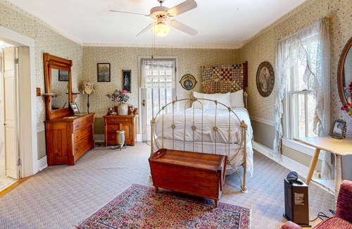 Eureka Springs Historic District Cottage | Charming fully restored cottage with balcony, private hot tub, balcony & views