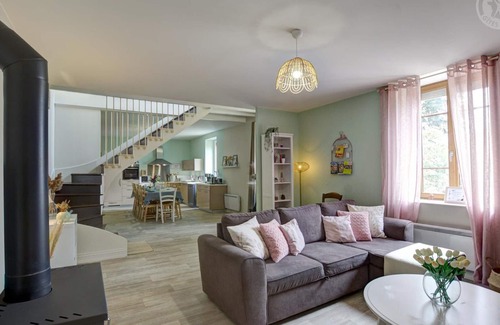 Neulise Cottage | Charming Gîte with Garden, Jacuzzi, and Sauna in Neulise