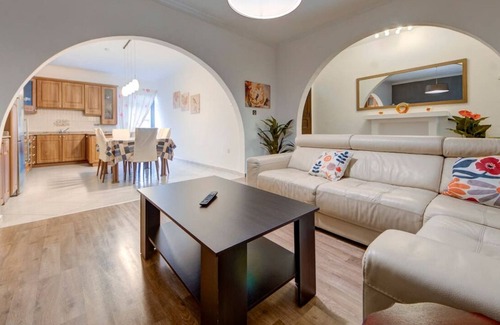 Il-Qajjenza Apartment | Charming home Apt with private balcony in B'Bugia