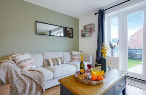 Newport Pagnell House | Charming House - Close to Shops & City Centre - Free Parking, Self-Check-In, Fast WiFi & Smart TV with Netflix by Yoko Property