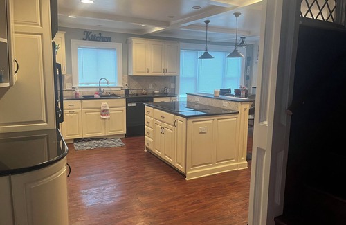 Bedford House | Charming house in Luna Pier MI, walking distance to beach and restaurants