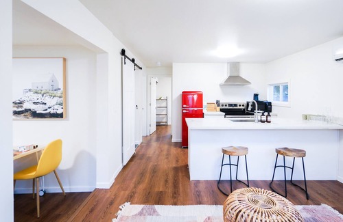 South Beacon Hill Cottage | Charming light-filled cottage near airport and DT