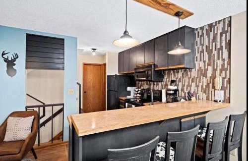Lutsen Apartment | Charming Lutsen Ski-In Ski-Out Townhome with Pools and Hot Tub