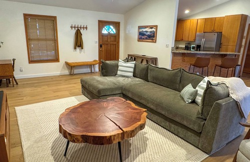 Hailey House | Charming Mountain Getaway in Heart of Hailey + Gorgeous Yard & Hot Tub!