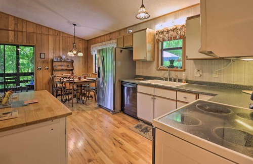Upper Peachtree House | Charming Murphy House w/ 2 Decks Near Trails!