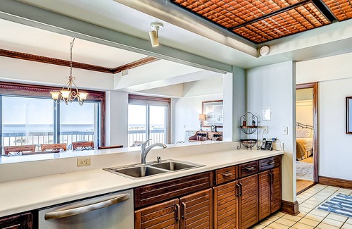 Isle of Palms Condo | Charming oceanfront condo w/ pool, hot tub, balcony, central AC, & washer/dryer
