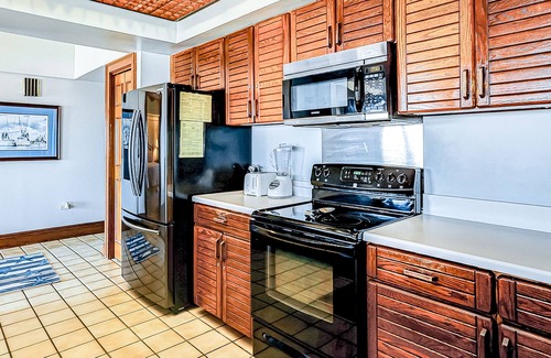Isle of Palms Condo | Charming oceanfront condo w/ pool, hot tub, balcony, central AC, & washer/dryer
