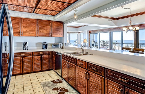 Isle of Palms Condo | Charming oceanfront condo w/ pool, hot tub, balcony, central AC, & washer/dryer