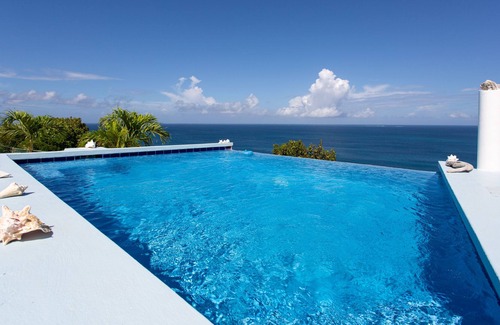 North Hill Village Villa | Charming Oceanview 4 Bedroom Villa- 5 Minute Hike to Secluded Beach