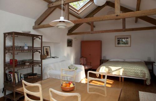 Clonakilty Apartment | Charming old stables studio cottage