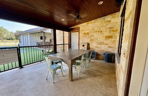 Sabinal House | Charming Pool House and Porch Bedroom with AC in Concan