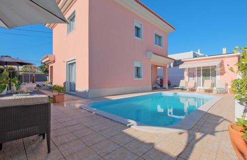 Charneca de Caparica e Sobreda Villa | Charming villa with private garden and swimming pool,close to the beach and golf