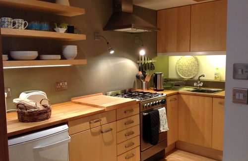 Newington Apartment | Charming Renovated 19th-century Coach House